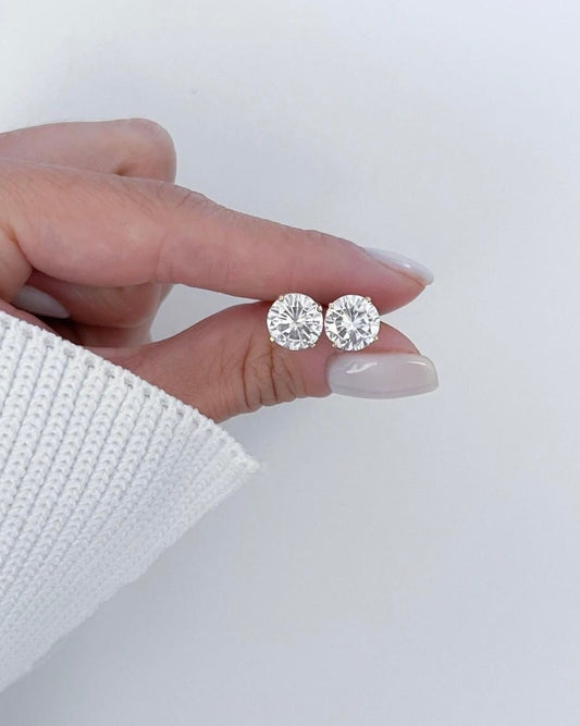 Round diamond stud earrings in gold with lab-grown diamonds – custom round cut solitaire studs
