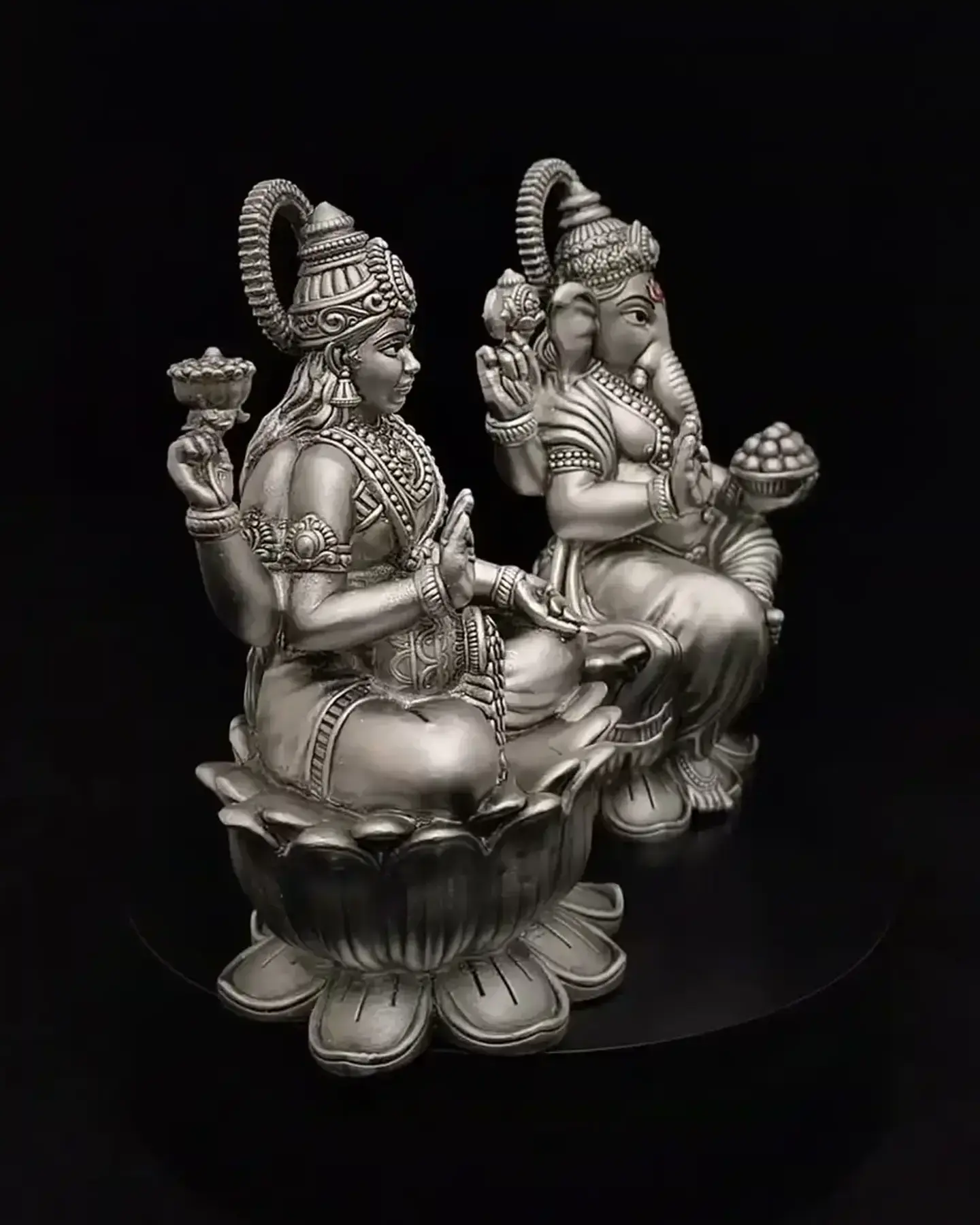 Lakshmi & Ganesh on Lotus · 145 g, in silver