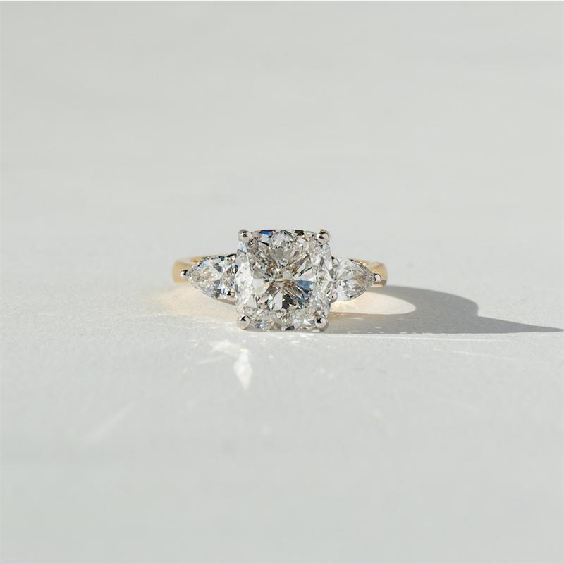 Three-stone, yellow gold