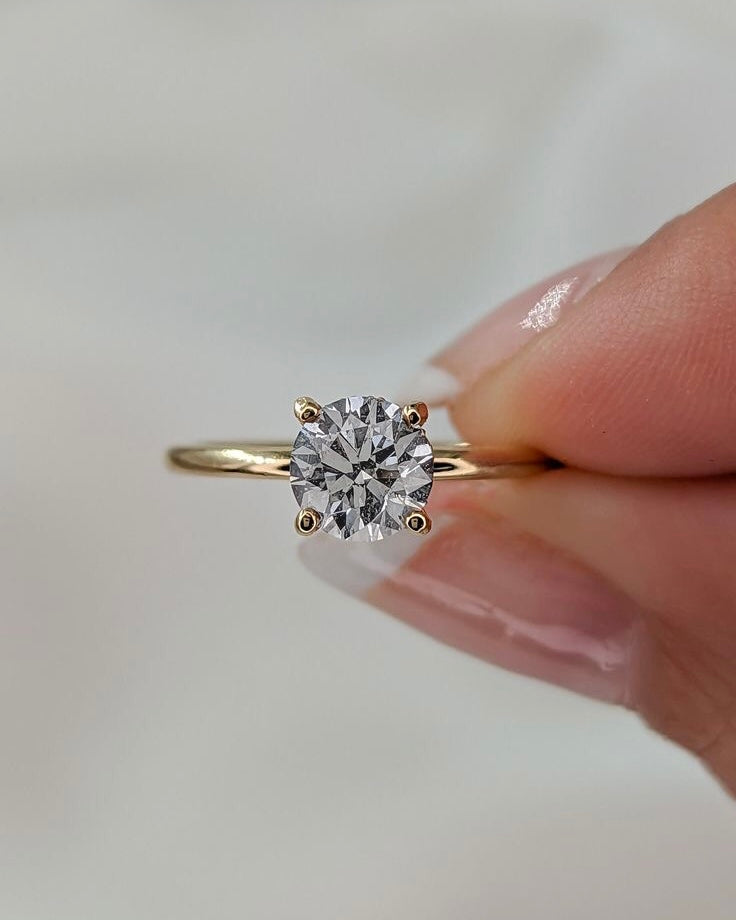 Close-up of Round cut lab-grown diamond (G Colour VS2 Clarity) and prong setting on solitaire ring