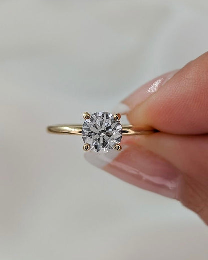Close-up of Round cut lab-grown diamond (G Colour VS2 Clarity) and prong setting on solitaire ring