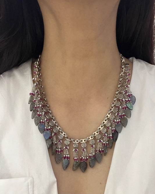 LEAF MOTIF NECKLACE