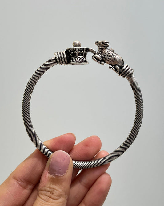 NANDI BANGLE