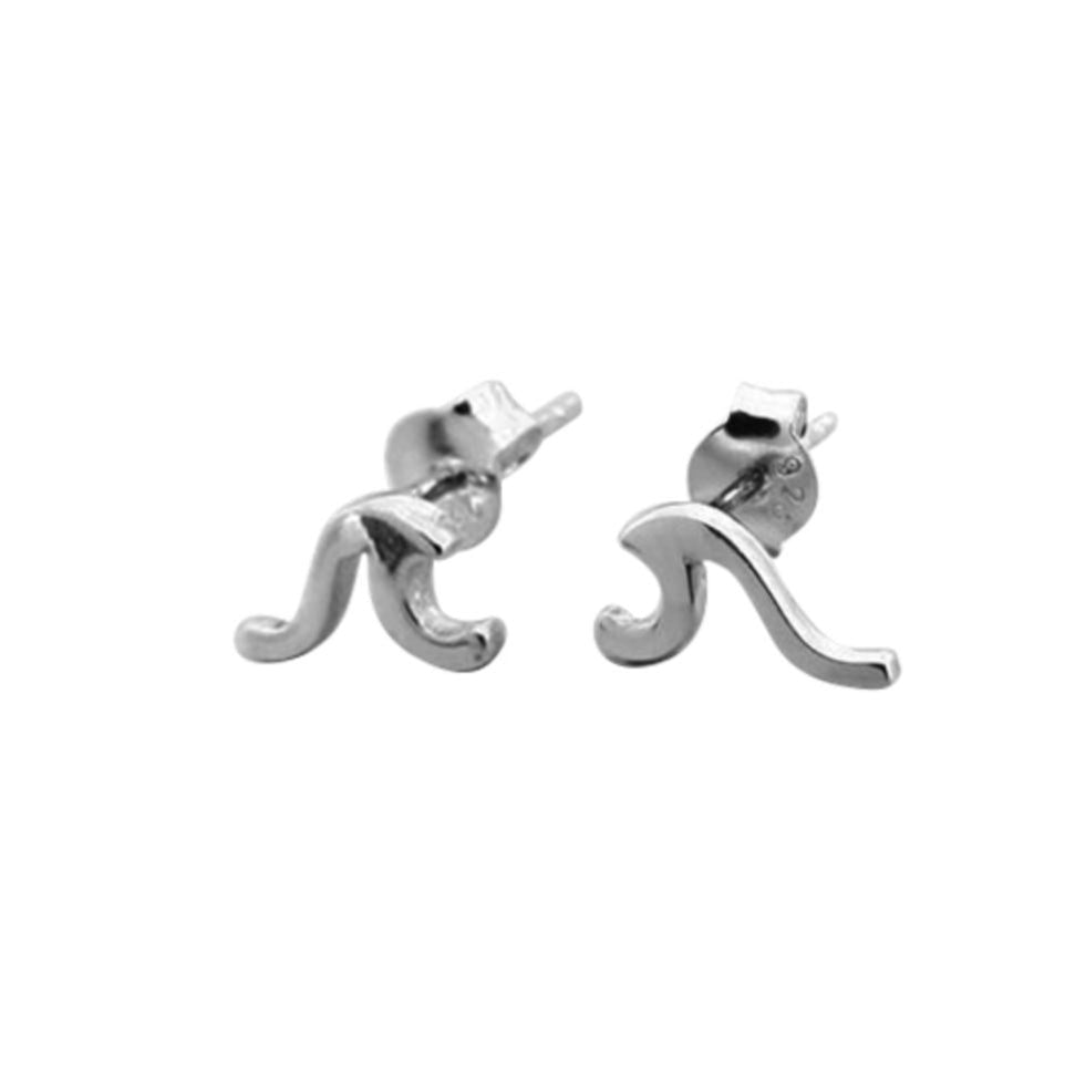 Close-up of wave-shaped stud earrings 925 silver – detailed ocean wave charm